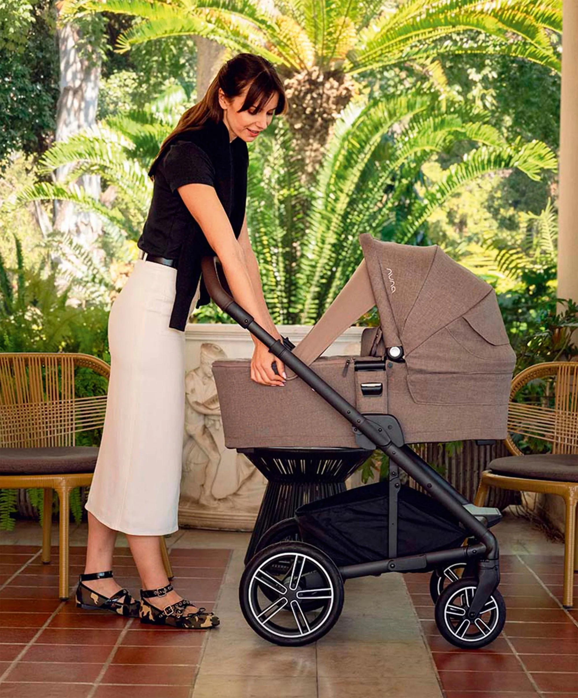Nuna MIXX Next Urbn Bundle with PIPA Urbn Car Seat - Biscotti