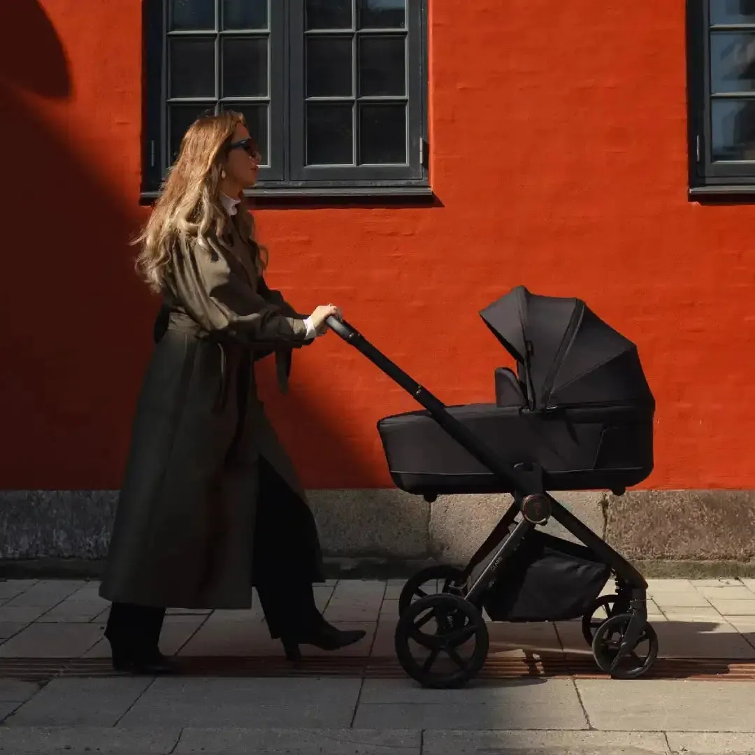 Venicci Claro 3 In 1   Isofix Base The Complete Travel System Bundle - Noir